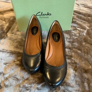 Clarks size 8.5 no nonsense black pumps